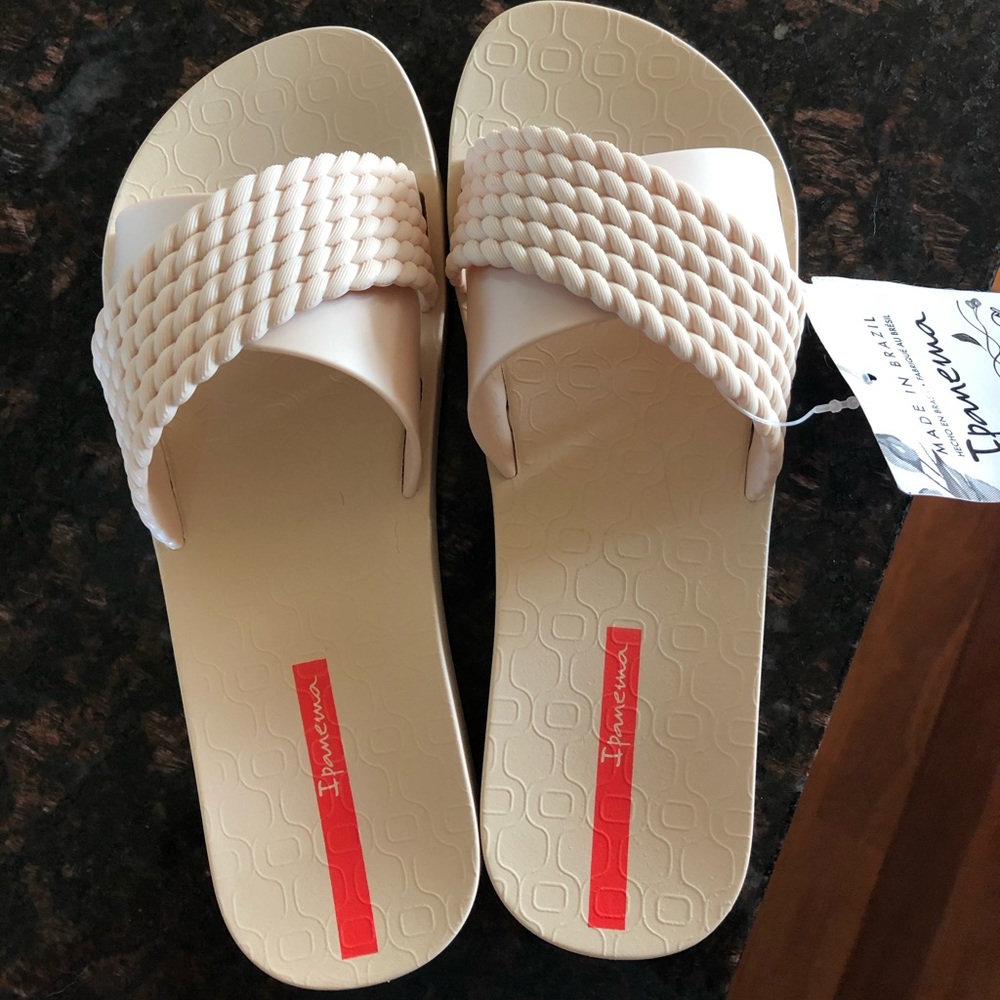 IPANEMA Street Cross Over Slide - Beige Sz 7 NWT!